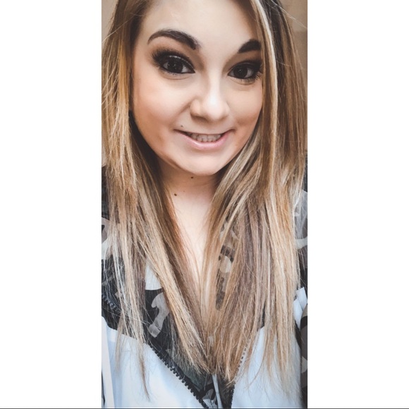 Meet your Posher, Brooke ilene-Posh Ambassador 💕 - Picture 4 of 5